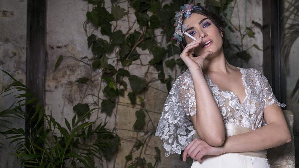 Immagine di donna che fuma fotografata da fotografo fashion a salerno