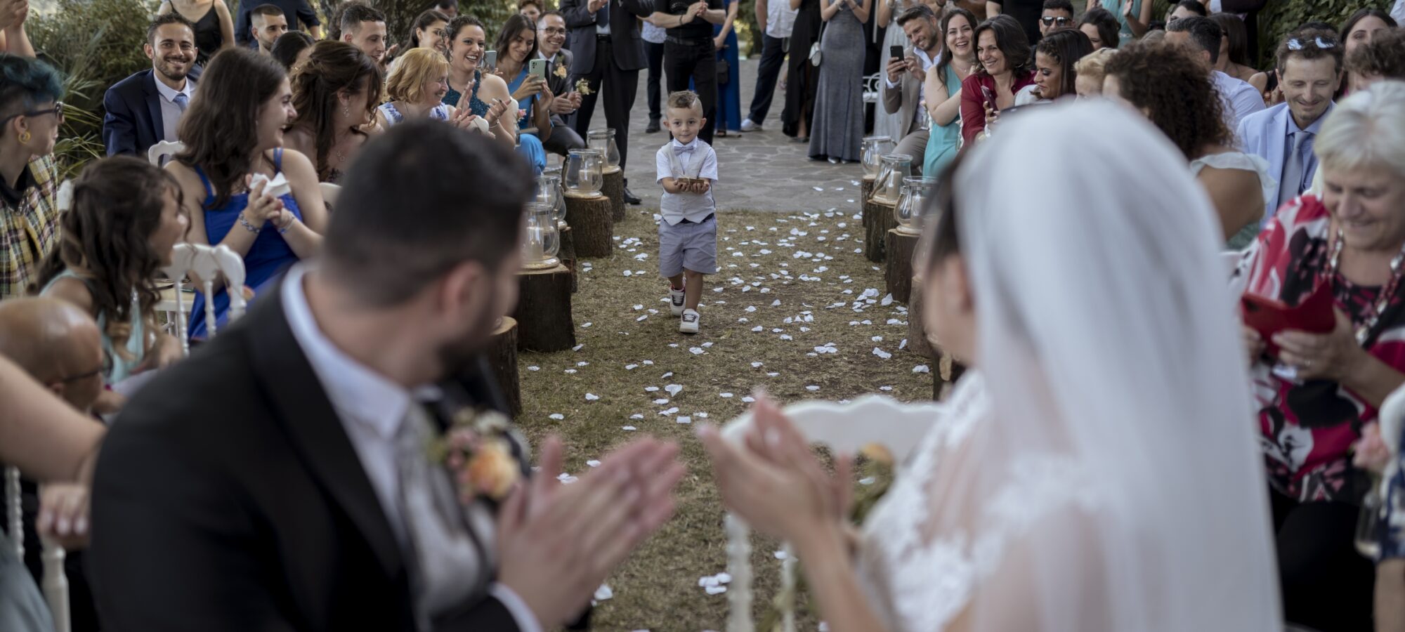 Bambino che porta le fedi agli sposi fotografato da Antonello Hank Trezza