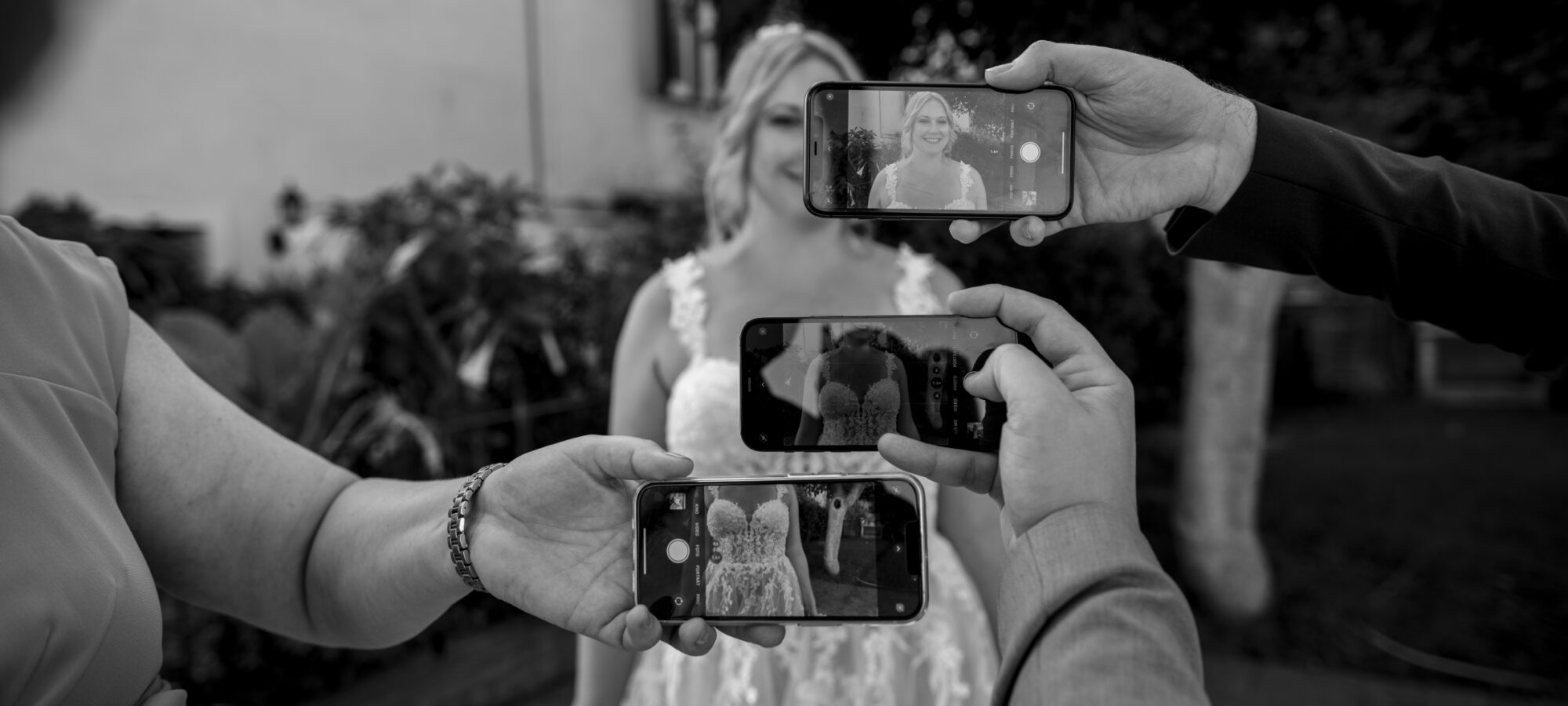 Antonello Hank Trezza Telefonini su sposa Telefonini che inquadrano sposa fotografati da Antonello Hank Trezza