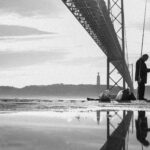 riflesso di persona su acqua con ponte scattata da fotografo professionista a salerno